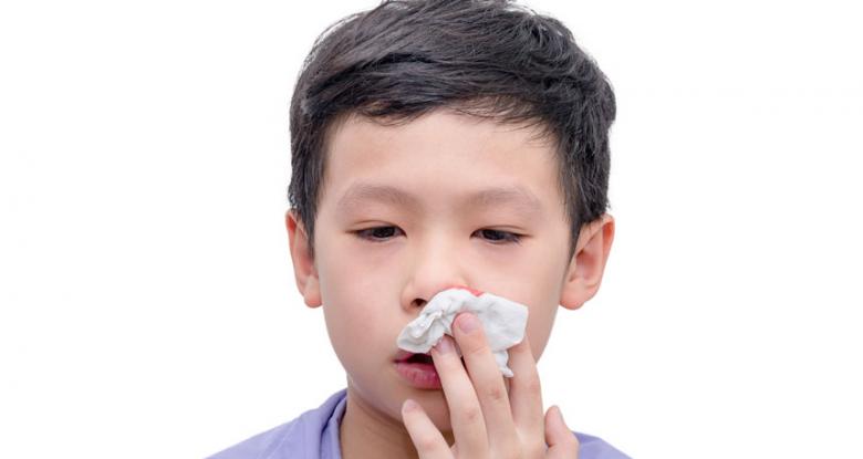 Sử dụng khăn giấy hoặc khăn ẩm để ngăn chảy máu